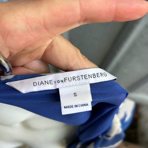 Diane Von Furstenberg Blue Silk Khalila Chiffon blouse, size Small - Picture 12 of 12